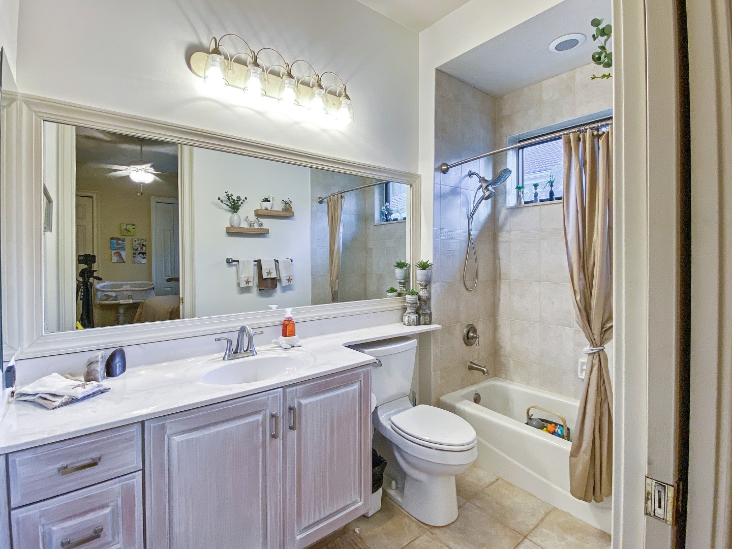 18989 SE Windward Island Lane Interior (16) (Large)